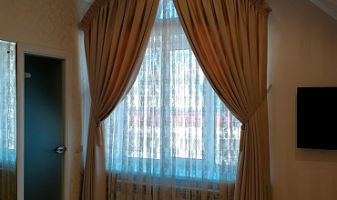 Пошив штор на тесьме в холле в стиле "Неоклассика"