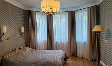 Пошив штор на тесьме в спальне в серых оттенках с акцентным бежевым в стиле "Неоклассика"