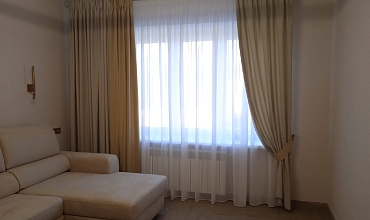 Пошив штор из фактурной портьеры и нежного крепа  на тесьме в гостиной в стиле "Современный"