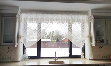 Пошив штор в кухне из легкого тюля с мелким рисунком в стиле «Кантри»